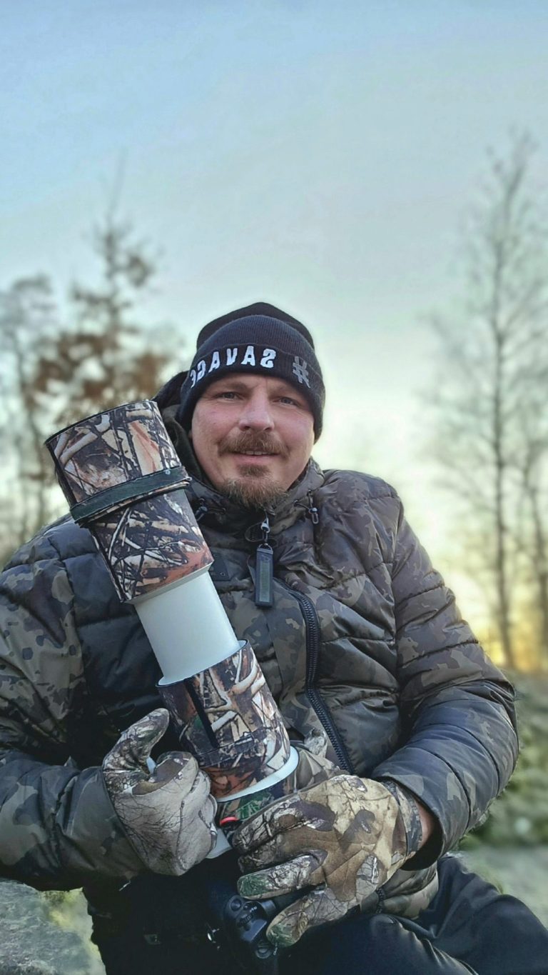 Der Fotograf Christian Roppenecker mit seiner Kamera in der winterlichen Natur